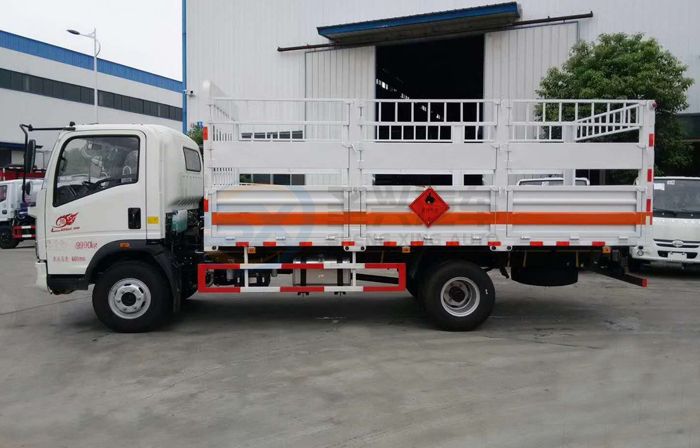 重汽豪沃5米1倉柵式氣瓶運輸車