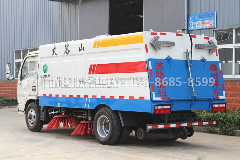 東風小多利卡5噸掃路車