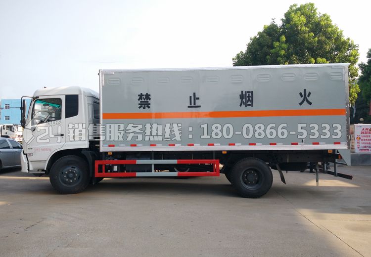 東風天錦6米5易燃液體廂式運輸車