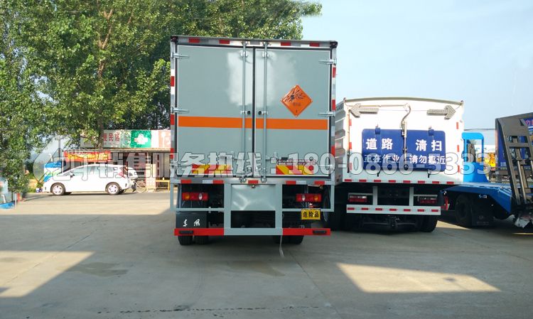 東風天錦6米5易燃液體廂式運輸車