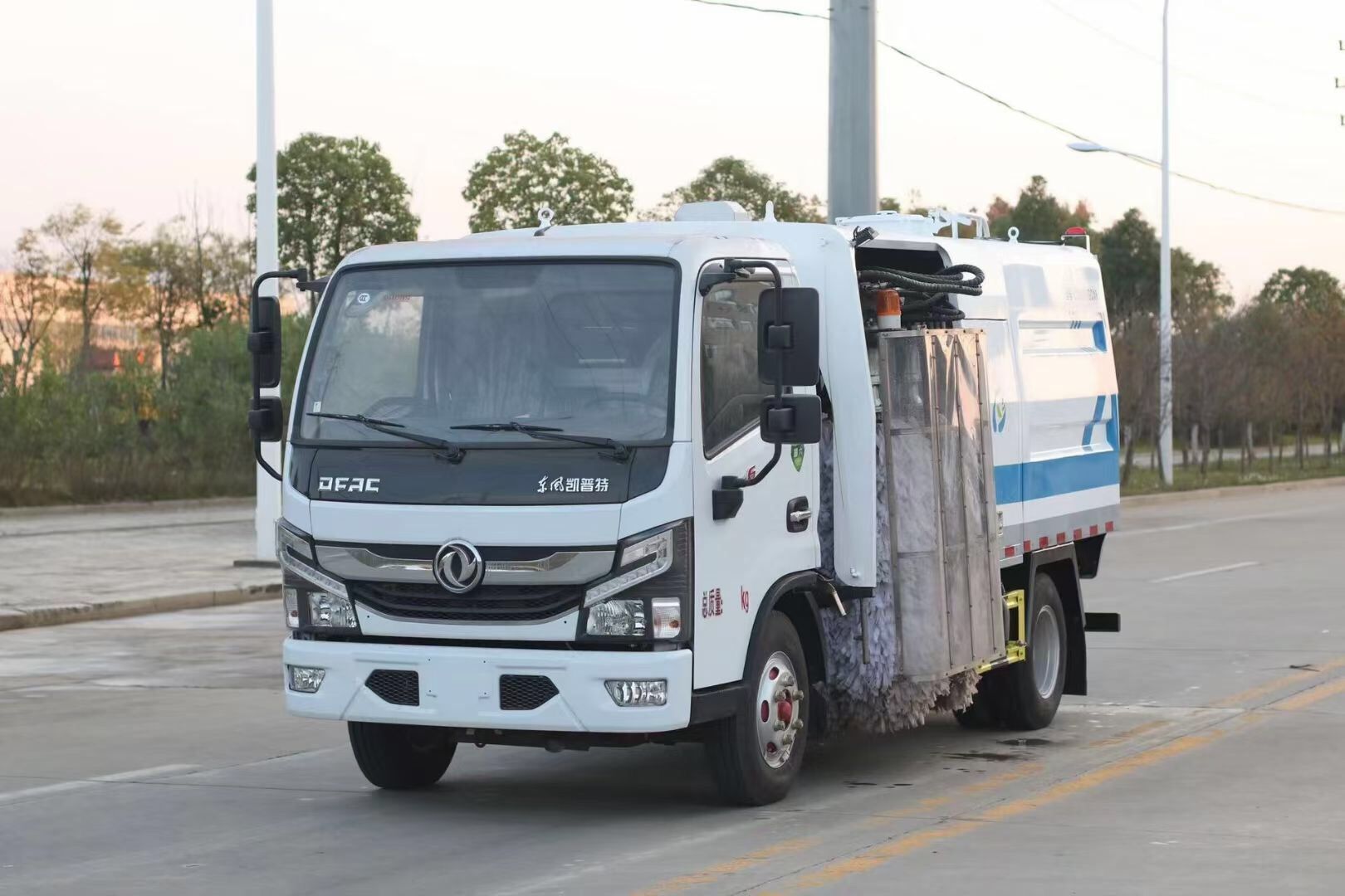 東風多利卡護欄清洗車