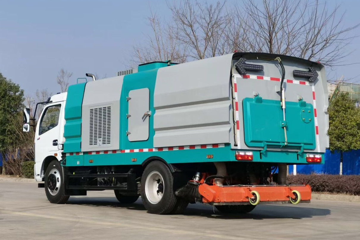 東風福瑞卡后置吸塵車1.5+5方