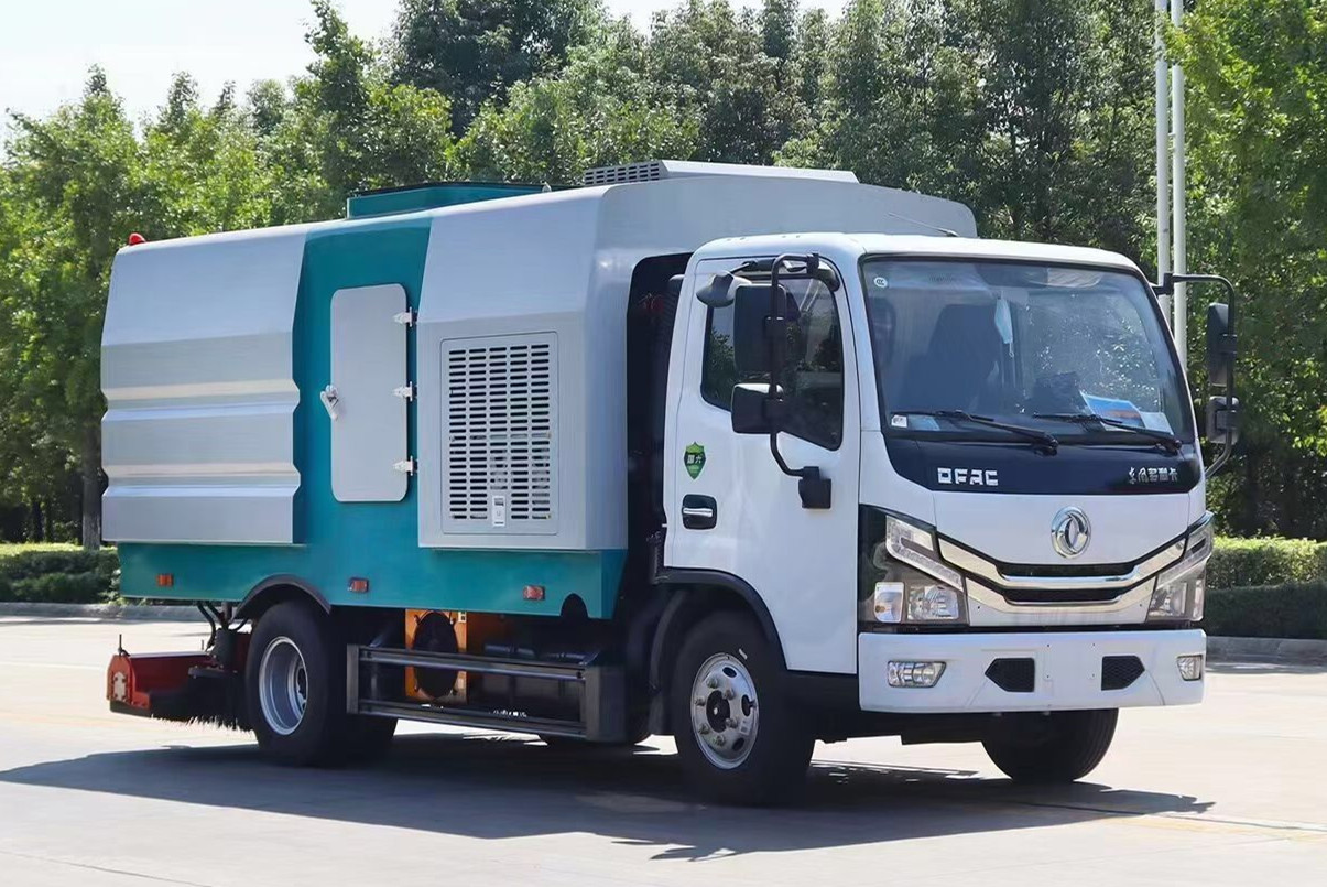 東風多利卡后置吸塵車1+4方