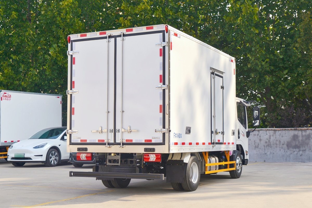 江鈴新凱運寬體冷藏車4.02米