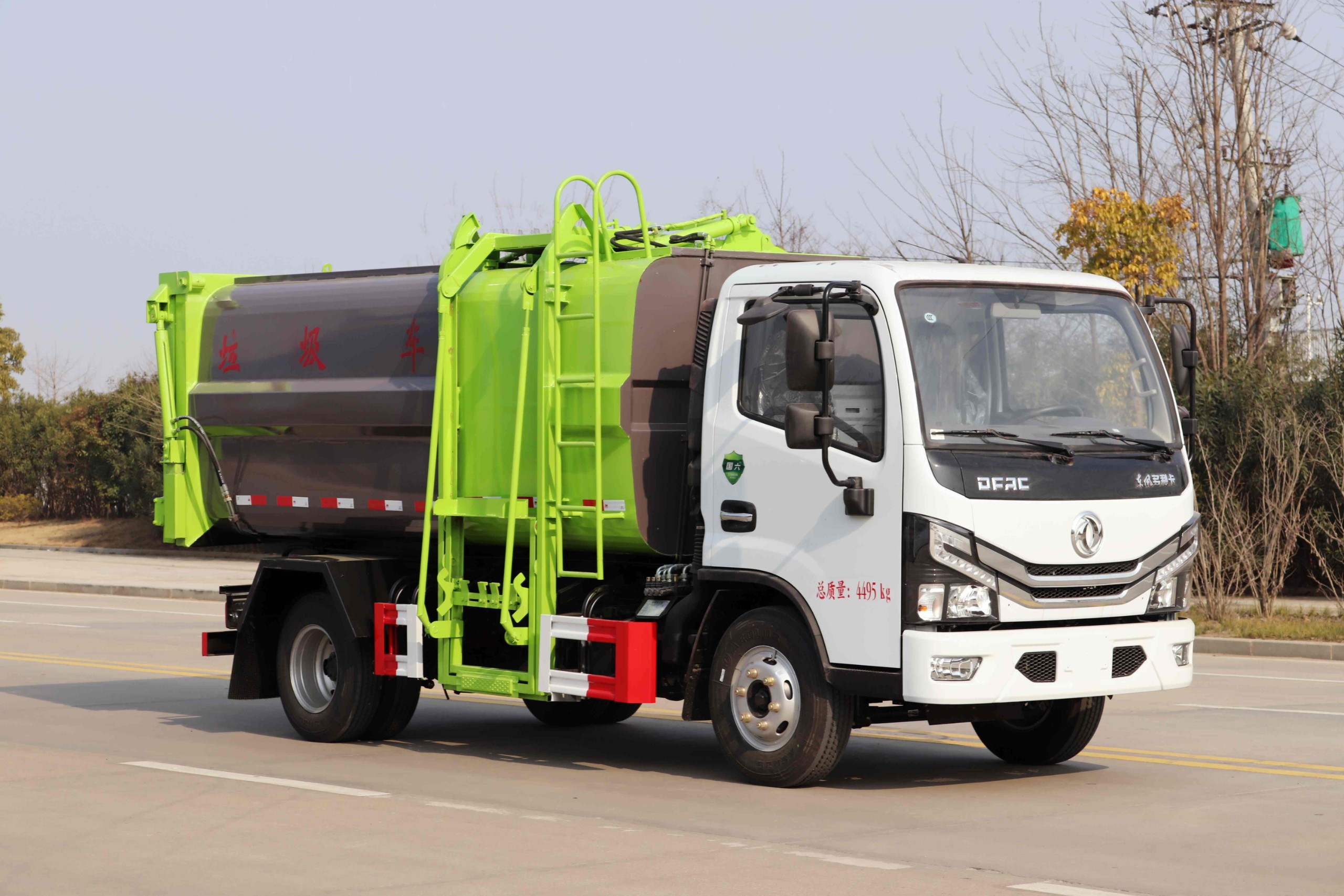 東風多利卡側裝掛桶壓縮式垃圾車7方