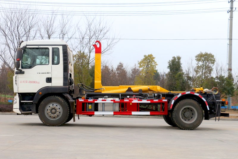 重汽豪沃勾臂垃圾車(chē) 12方