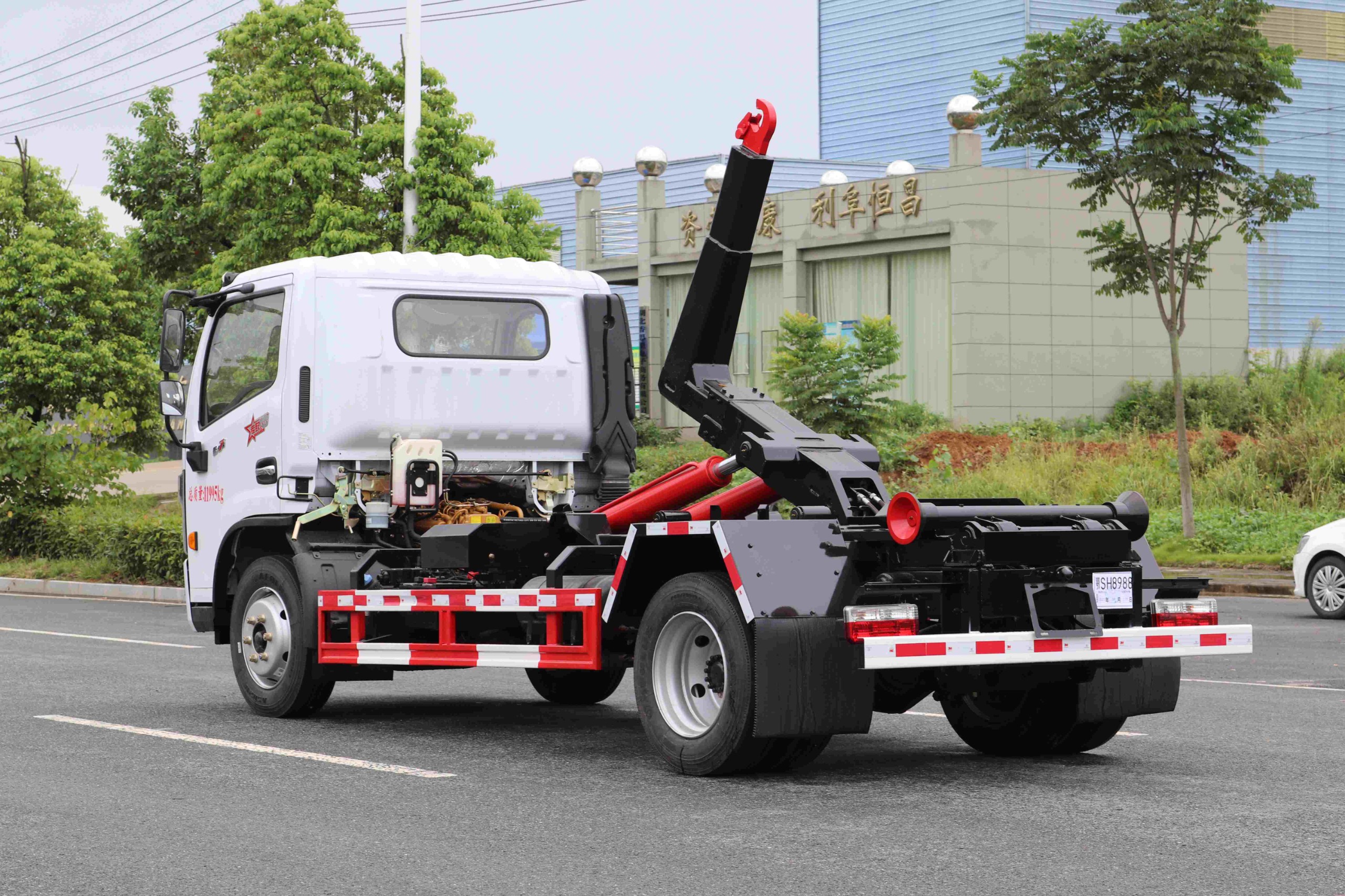東風多利卡D7鉤臂垃圾車 7方(可拉建筑垃圾箱)  