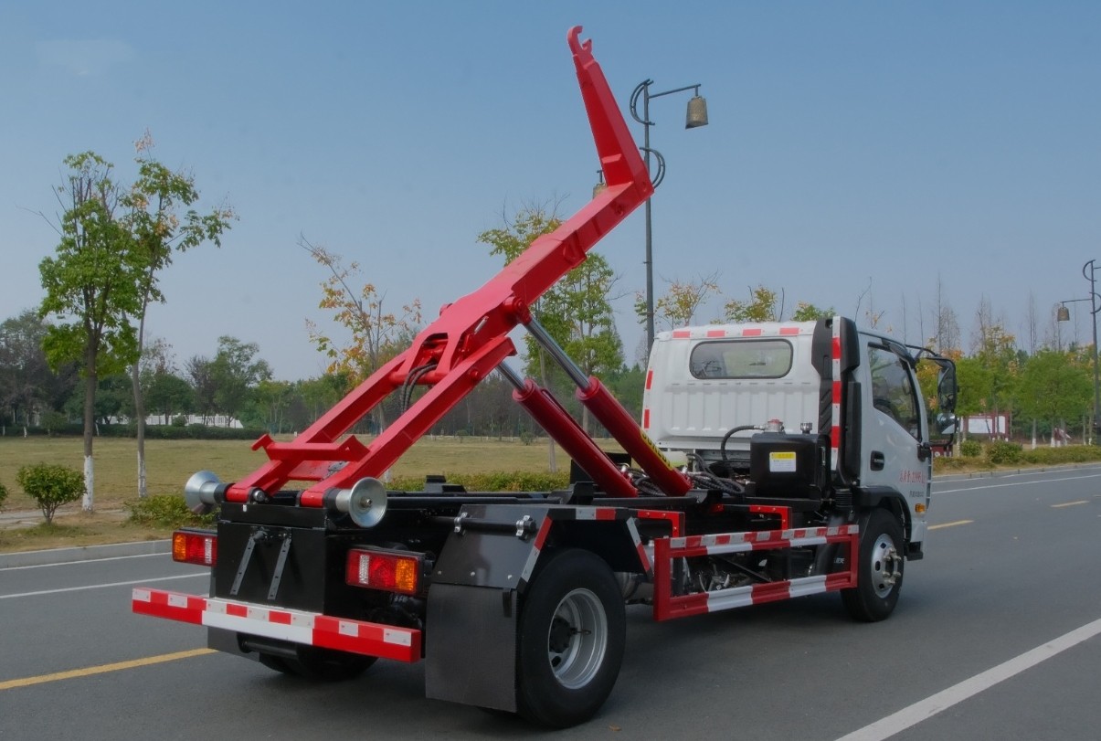 躍進藍牌(地庫)勾臂垃圾車 7方建筑垃圾箱  