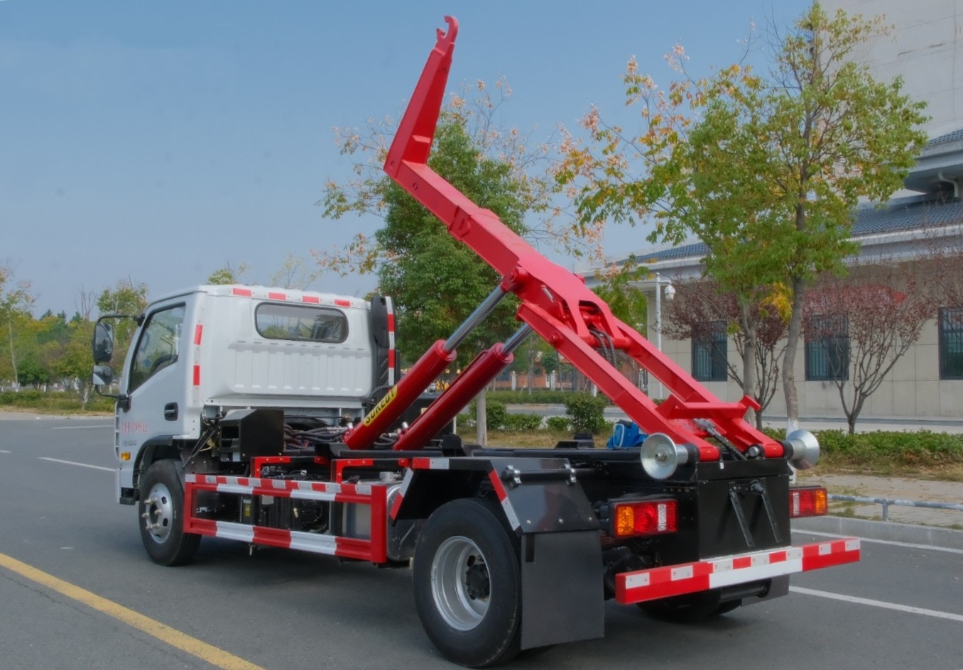 躍進藍牌(地庫)勾臂垃圾車 7方建筑垃圾箱  