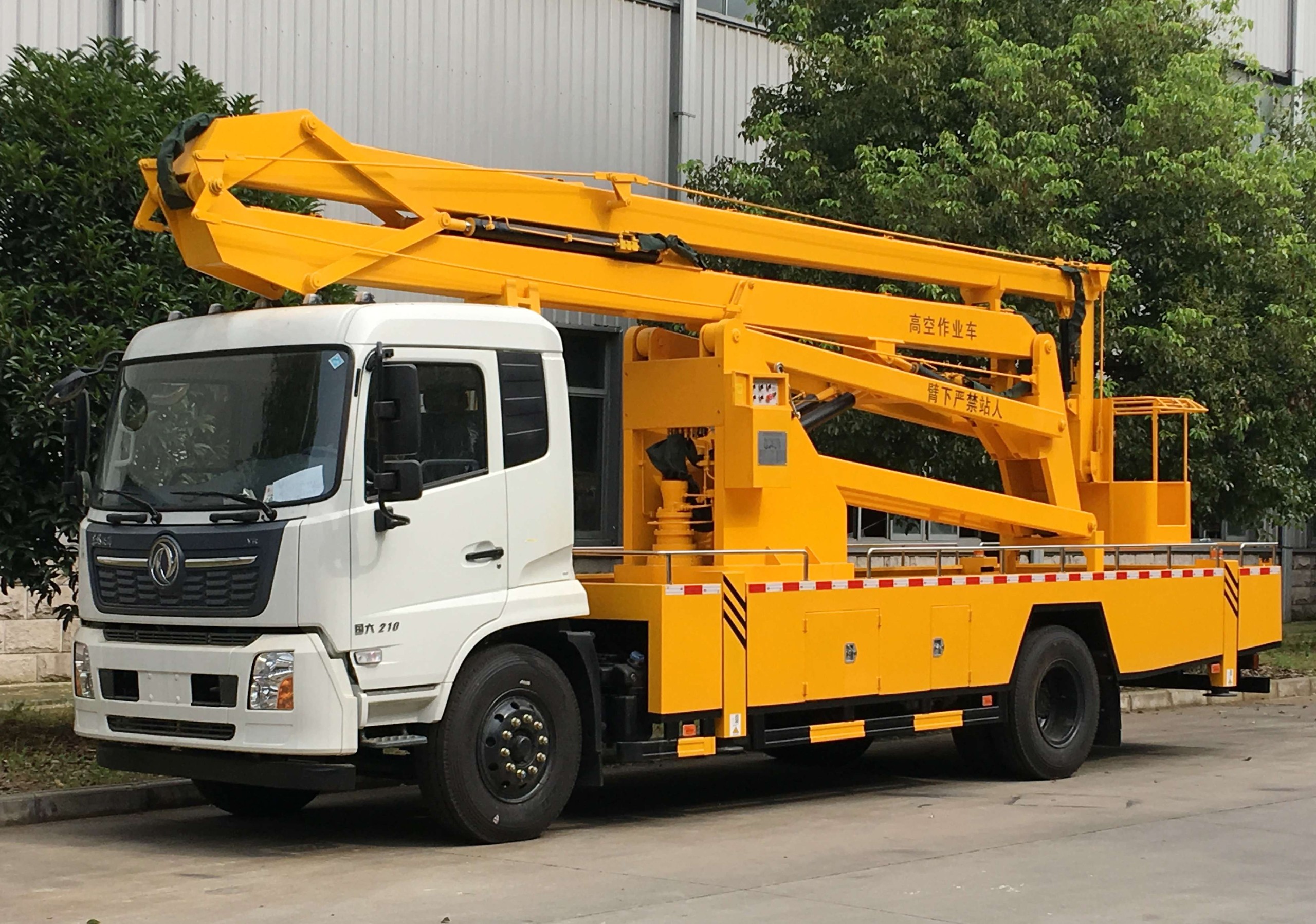 東風天錦24米高空作業(yè)車