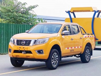 新款日產(chǎn)皮卡四驅(qū)防撞緩沖車“他來了”